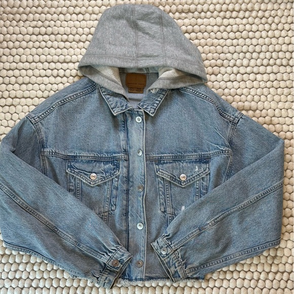 🔆 AMERICAN EAGLE Cropped Raw Hem Hooded Distressed Denim Jean Jacket Size Medium - Picture 4 of 10